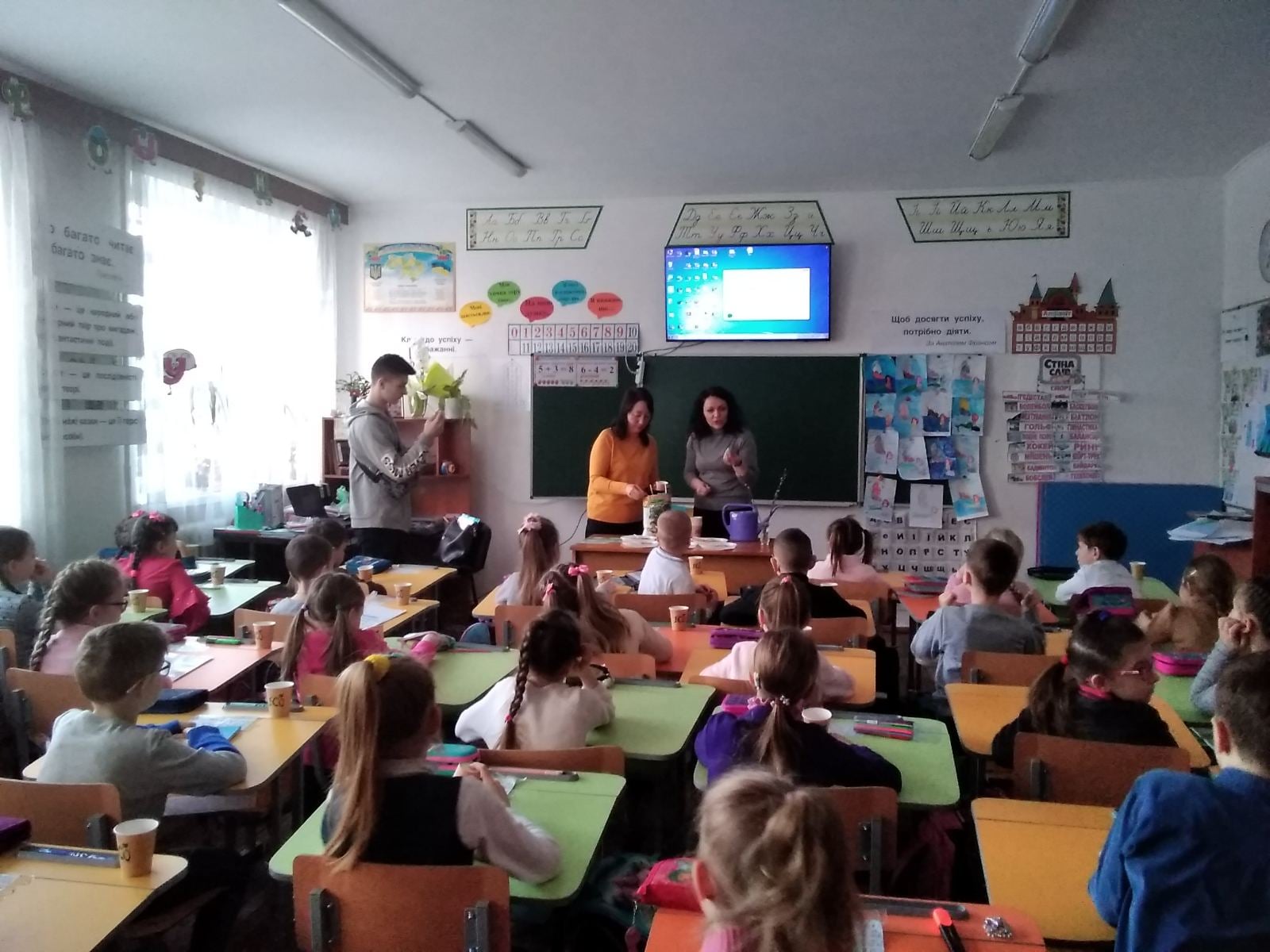 Школярі створювали агітаційні плакати та мотиваційні постери
