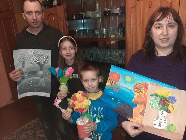 До активностей із розвитку емоційного інтелекту у Рівненській загальноосвітній школі І-ІІІ ступенів №25 тижня МИСТЕЦТВА ЕМОЦІЙ програми "Healthy Schools: заради здорових і радісних школярів" залучили родини учнів. 