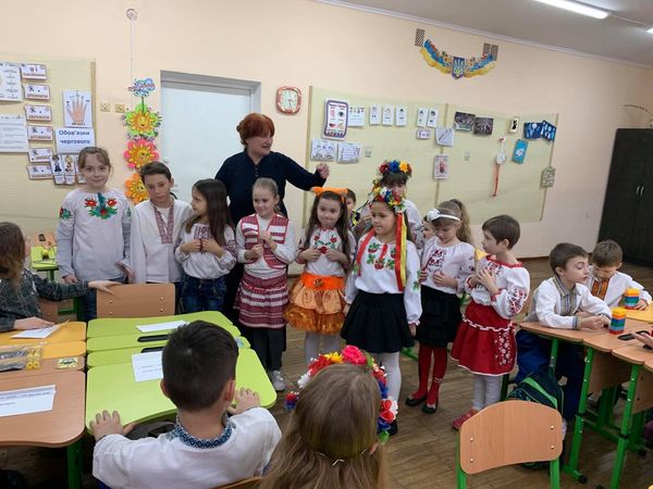 Ішла весна-красна у синій хустинці. Несла весна-красна у скриньці гостинці...