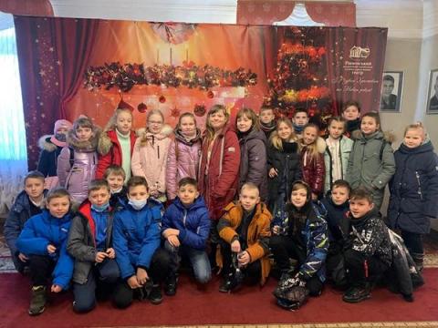  Учні 4-І  відвідали виставу "Чарівні пиріжки Червоної Шапочки" 